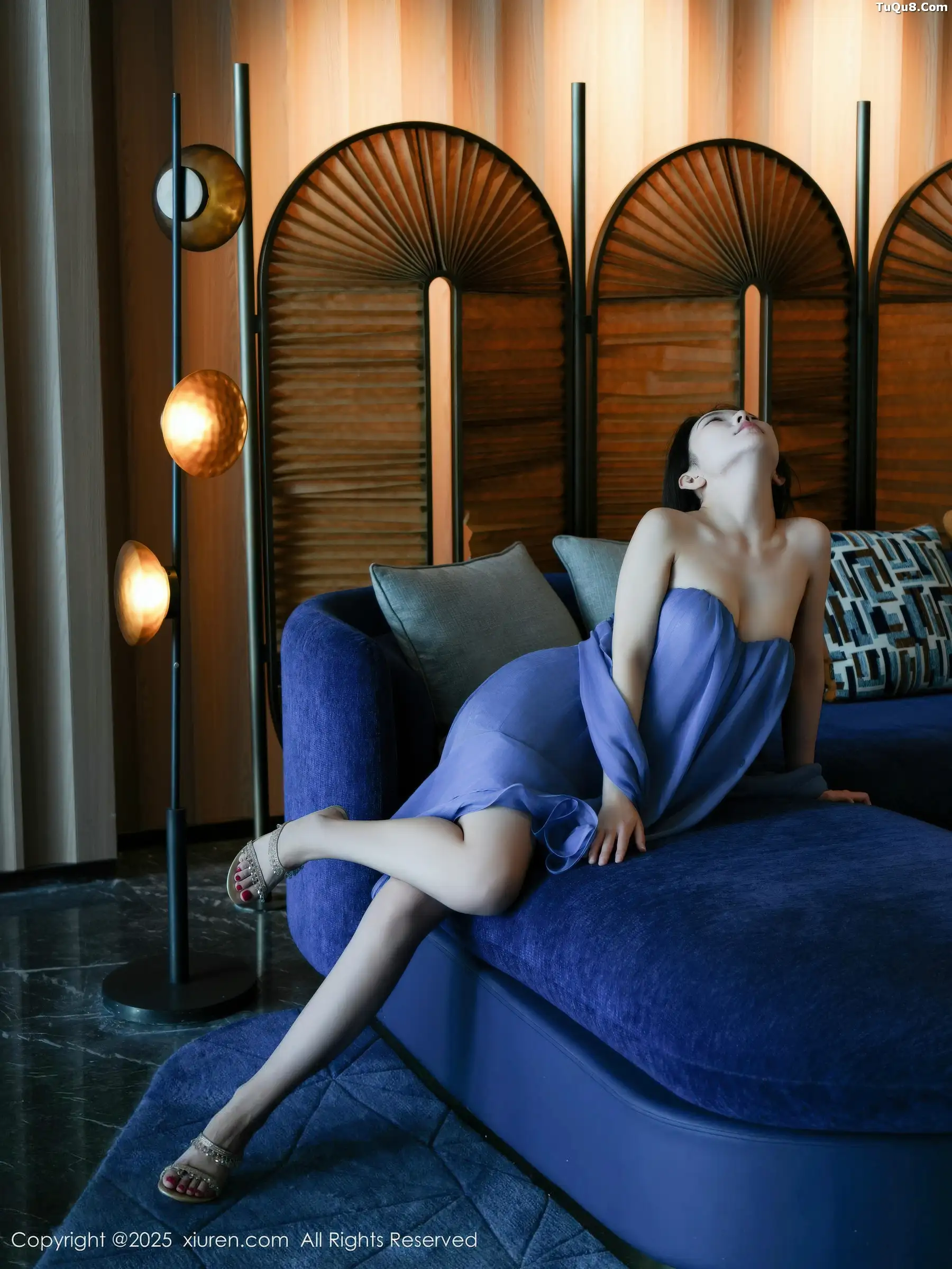 秀人集.com_[XiuRen秀人网]No.10988_模特烧烧小桃蓝色连衣短裙+白色碎花连衣裙秀曼妙身材诱惑写真52P