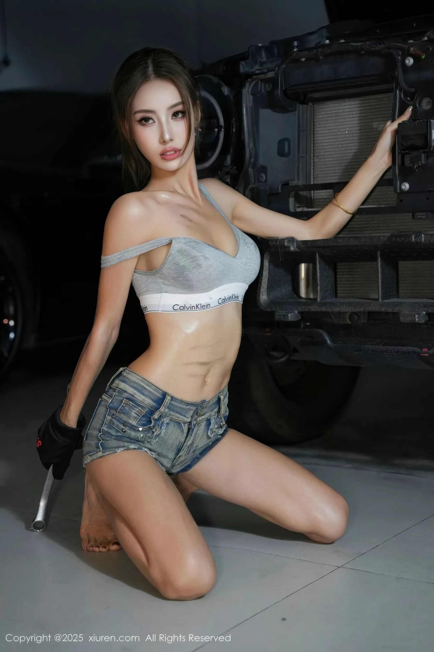 秀人集.com_[XiuRen秀人网]No.10894_模特Lingyu69性感灰色内衣配超短牛仔裤秀丰腴身材撩人诱惑写真76P