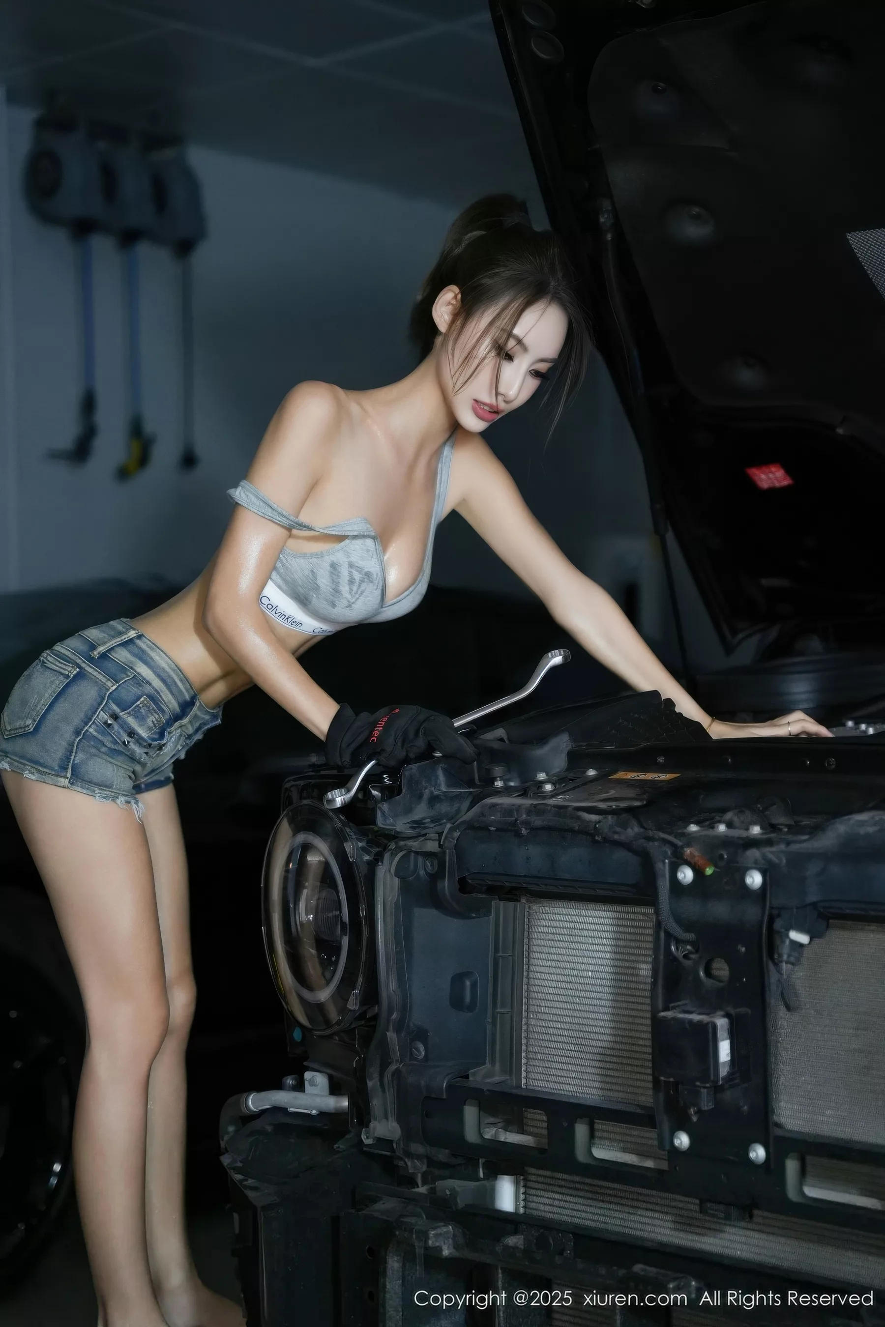 秀人集.com_[XiuRen秀人网]No.10894_模特Lingyu69性感灰色内衣配超短牛仔裤秀丰腴身材撩人诱惑写真76P