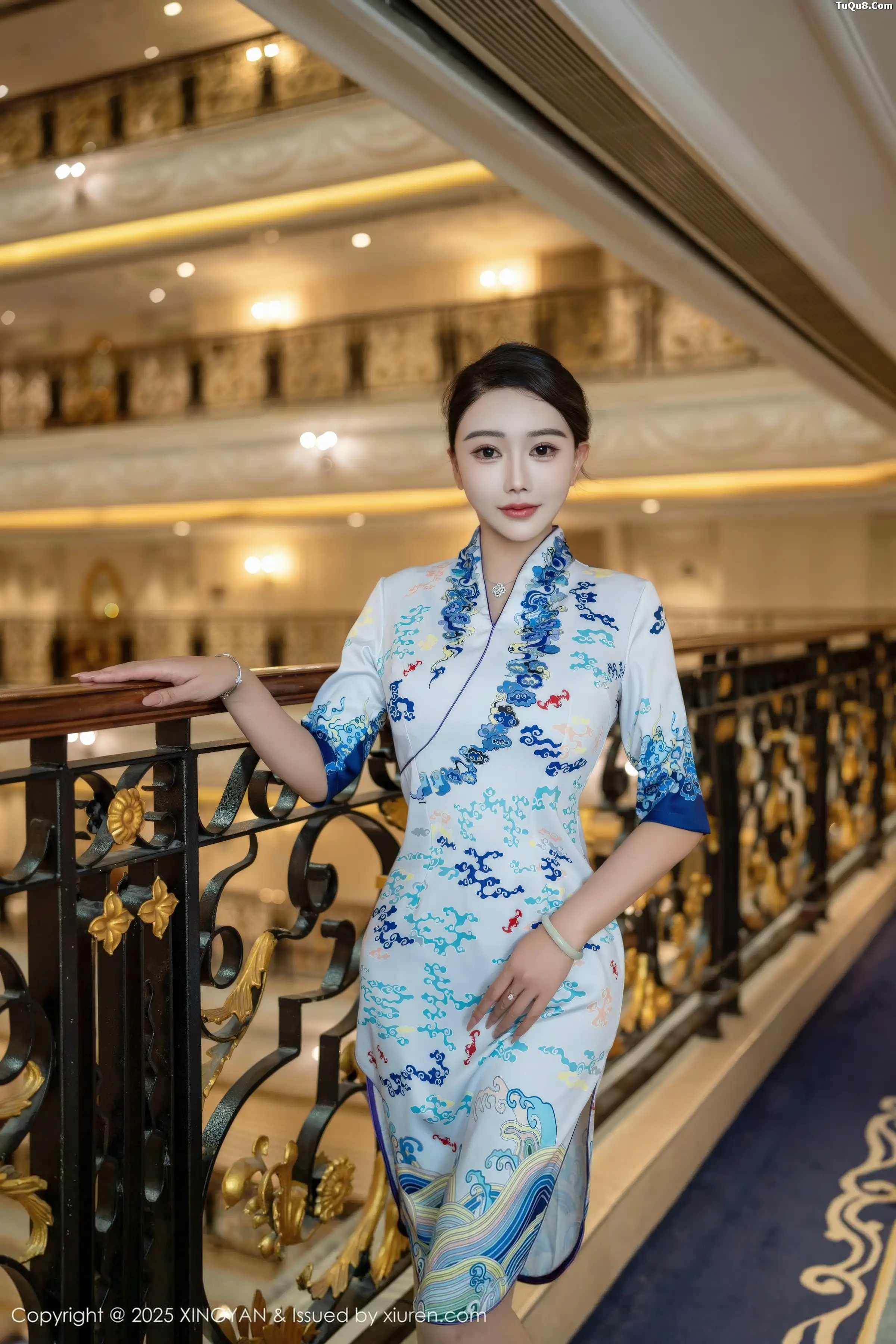 秀人集.com_[XINGYAN星颜社]VOL.435_模特李若汐浅色旗袍露红色内衣配超薄肉丝秀惹火身段诱惑写真76P