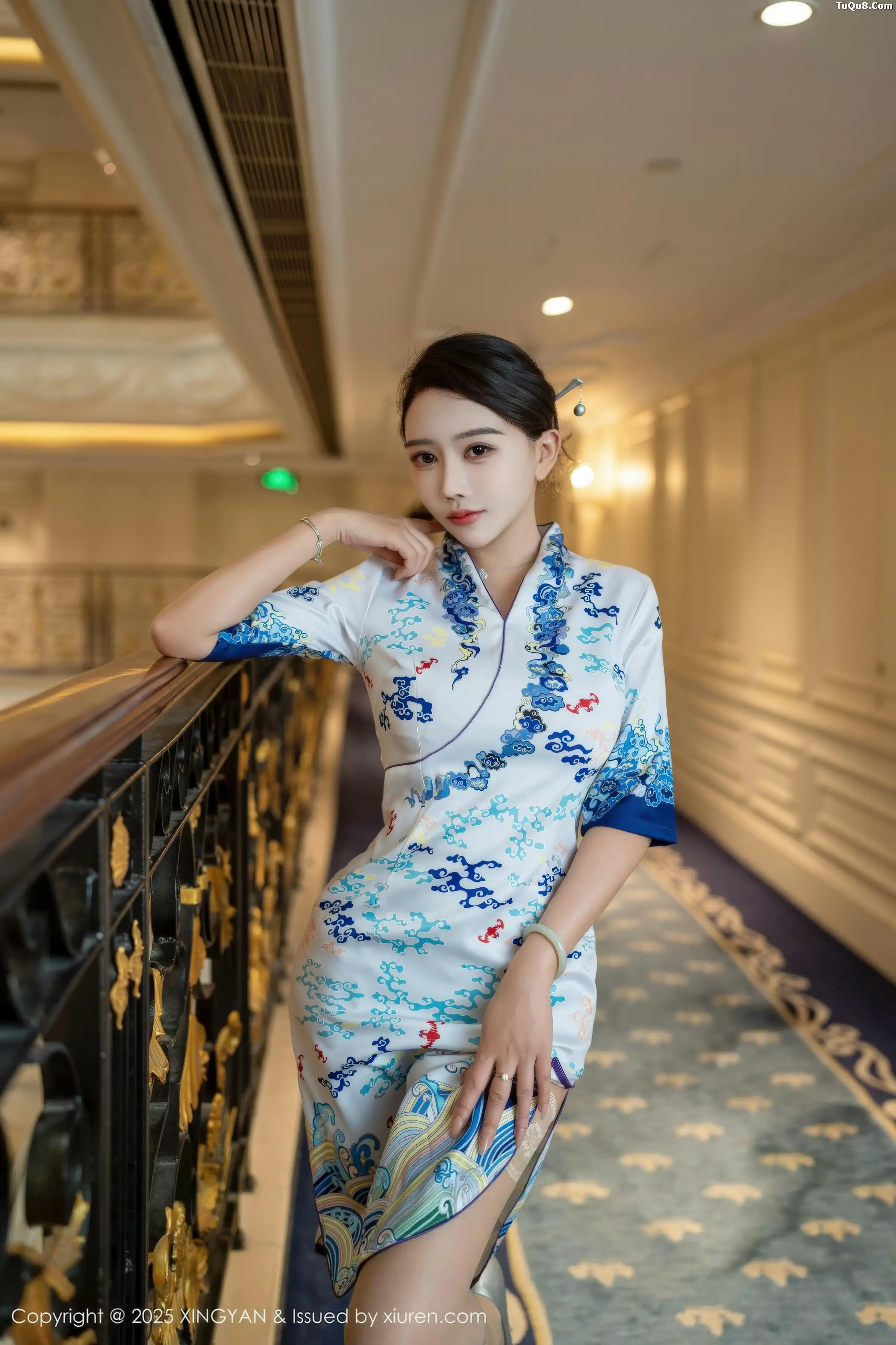 秀人集.com_[XINGYAN星颜社]VOL.435_模特李若汐浅色旗袍露红色内衣配超薄肉丝秀惹火身段诱惑写真76P