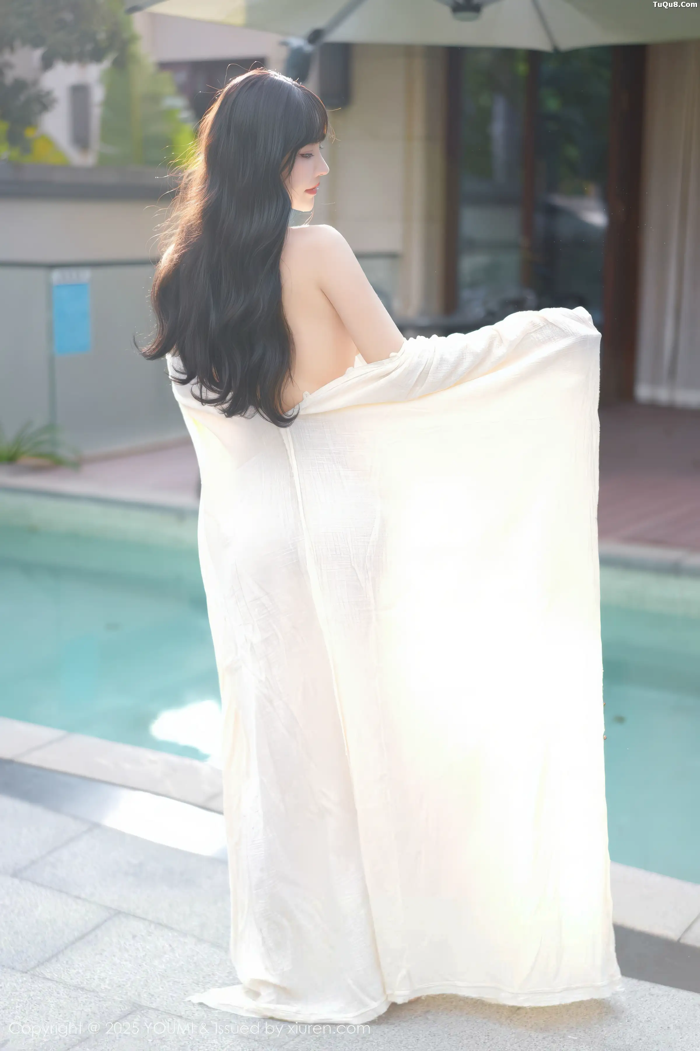 秀人集.com_[YouMi尤蜜荟]Vol.1185_女神朱可儿Flora户外泳池性感浅色浴袍秀雪峰美臀撩人诱惑写真85P